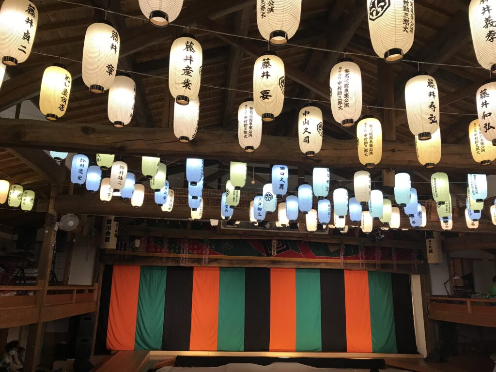東座後方から舞台を眺める
