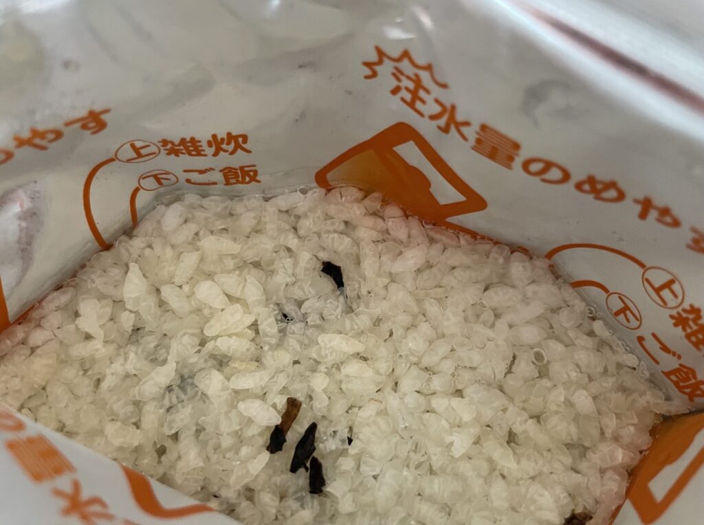 お湯を入れたひじきご飯