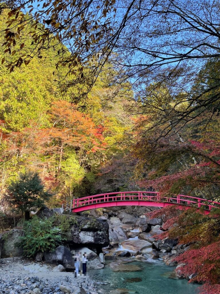 夕森渓谷の赤い橋