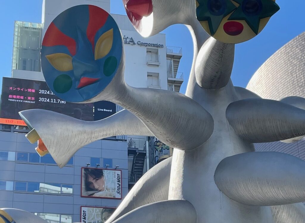岡本太郎オブジェとRAYS看板