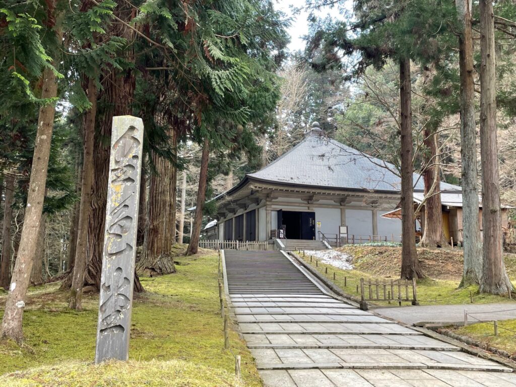 中尊寺金色堂入口