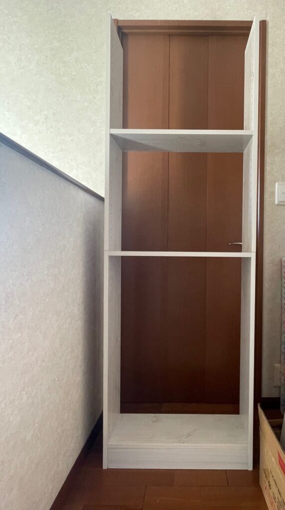 本棚組み立て途中