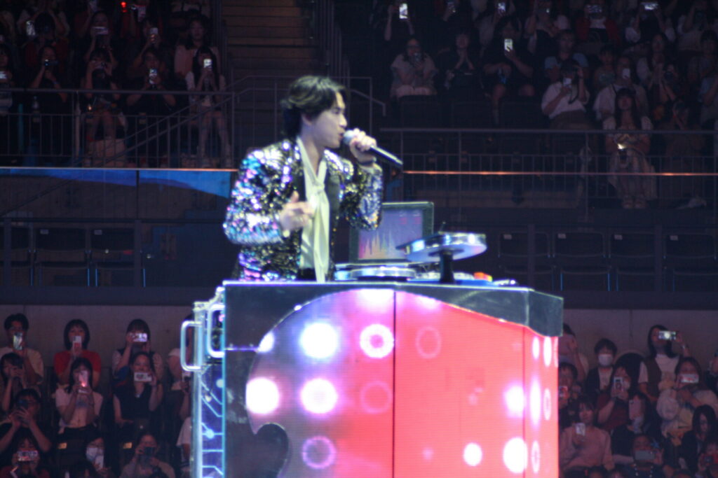 宮舘涼太 歌唱中